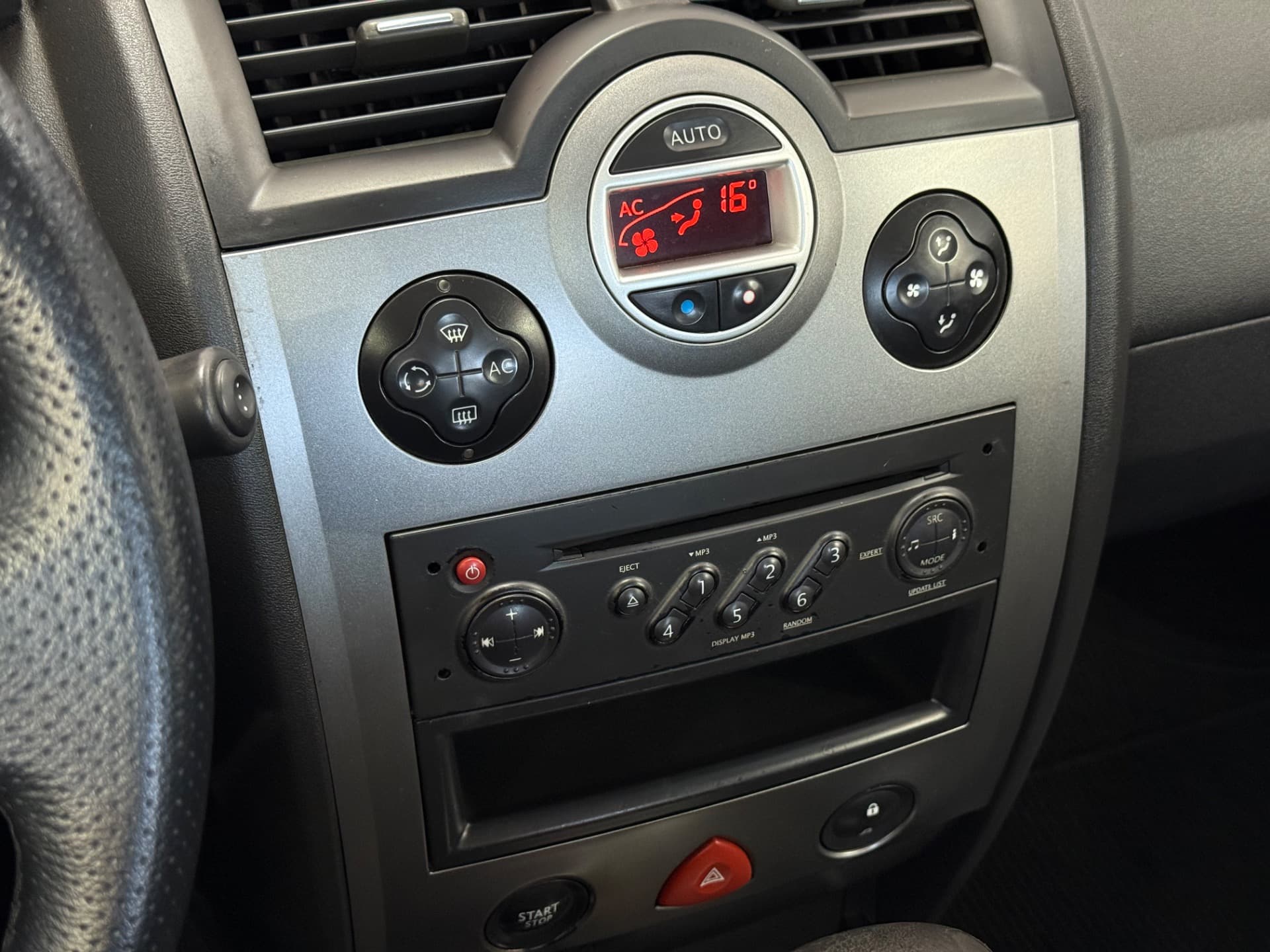 Renault Megane Sedan Dynamique 2.0 16v 4p 2011 miniatura 11
