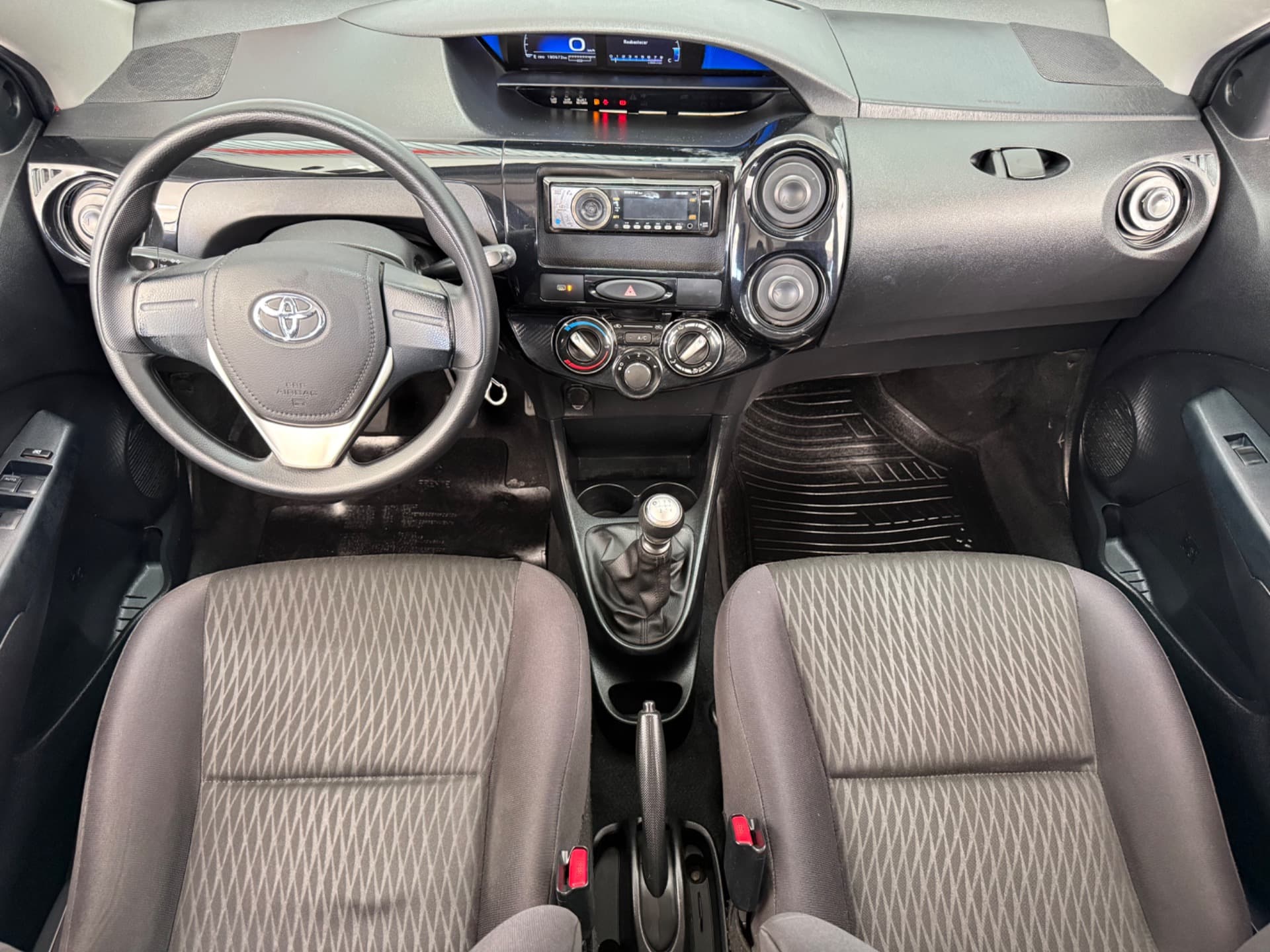 Toyota Etios Hb X 13l Mt 2017 miniatura 8