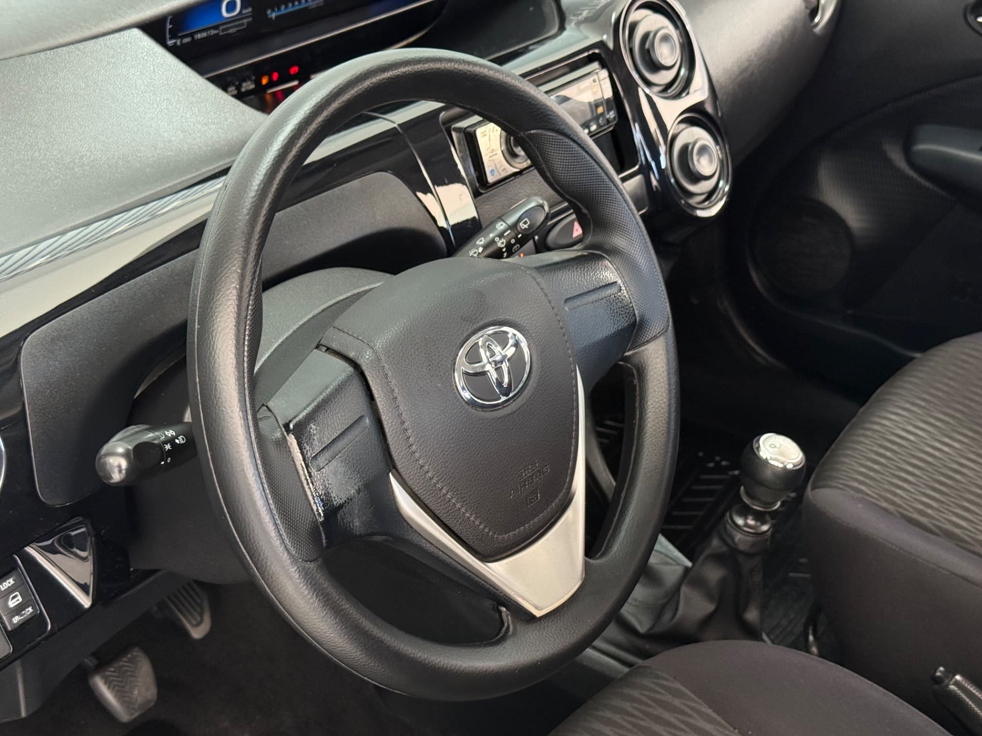 Toyota Etios Hb X 13l Mt 2017 miniatura 7